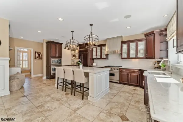 4 Wisteria Ct, Raritan Twp., NJ 08822