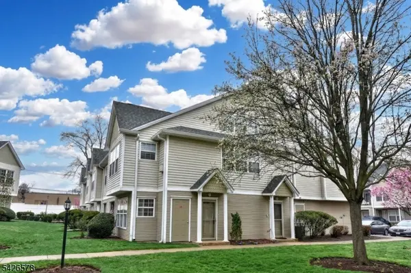 11 Collura Ln, Clifton City, NJ 07012