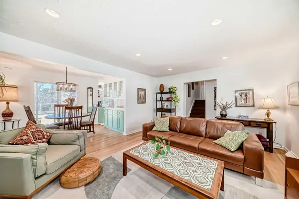 91 Chisholm CRES NW, Calgary, AB T2L 0Y9