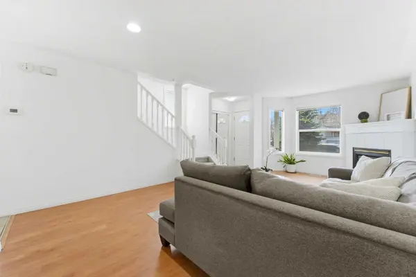 2106 35 AVE SW #1, Calgary, AB T2T 2E3