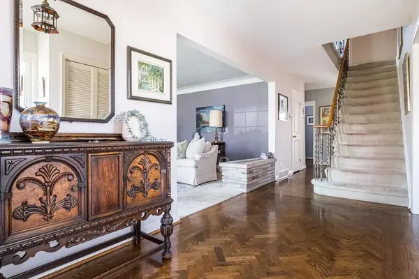 587 Sharalin CT, Burlington, ON L7T 2N7