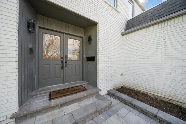 1768 Sherwood Forrest CIR, Mississauga, ON L5K 2H6