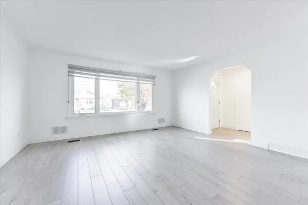 4 Cranston RD, Toronto W08, ON M9B 3X8