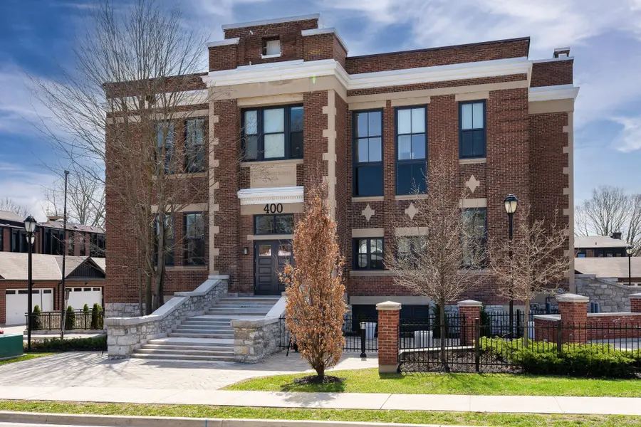 400 Park AVE #304, Newmarket, ON L3Y 1V8