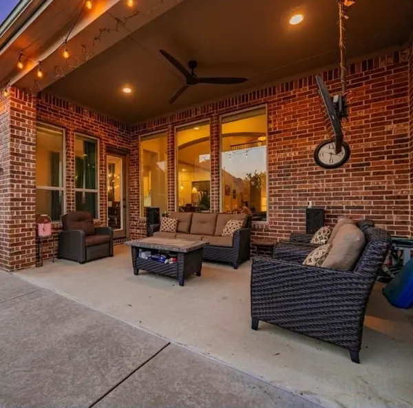 944 Highpoint Way, Roanoke, TX 76262