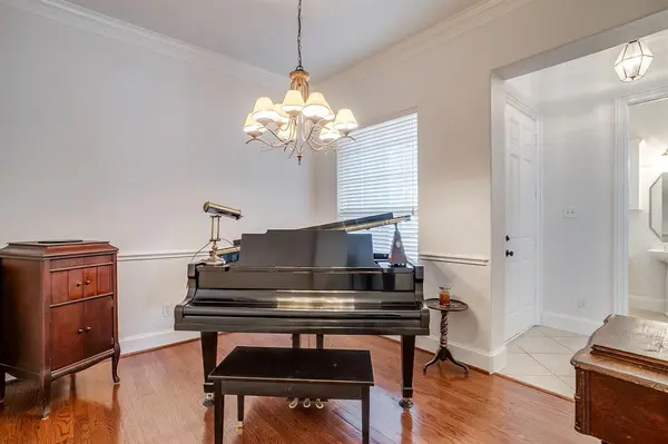 8216 Dogwood Lane, Irving, TX 75063