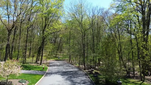 10 Deerfield Dr, Woodcliff Lake Boro, NJ 07677