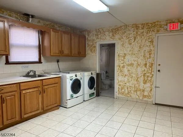 64 Congress St, Newark City, NJ 07105