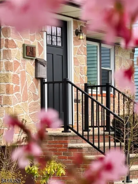 81 Burnett Ave, Maplewood Twp., NJ 07040