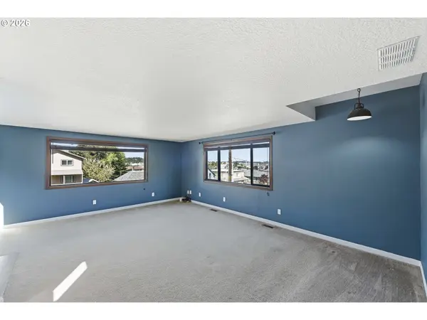 2149 HAMILTON ST, North Bend, OR 97459