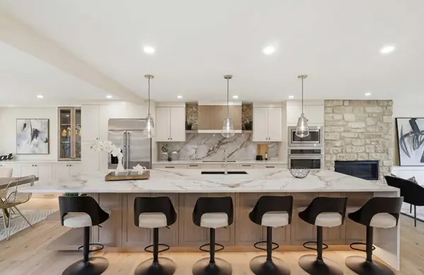 902 Varsity Estates PL NW, Calgary, AB T3B 3X4