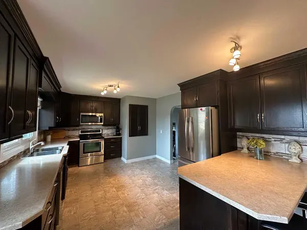 5002 57 AVE, Ponoka, AB T4J 1G5