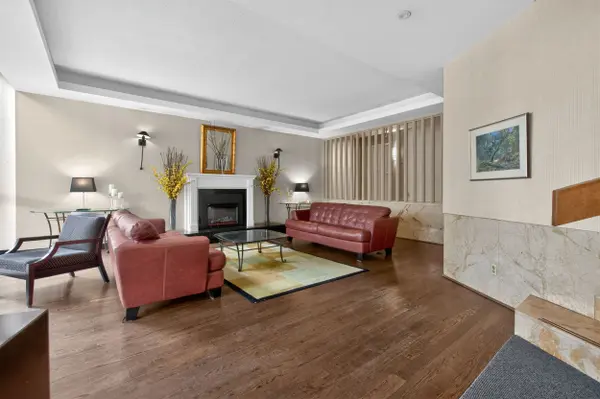 1333 Bloor ST #PH15, Mississauga, ON L4Y 3T6