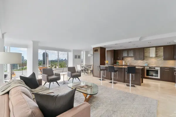 2045 Lakeshore BLVD W #2212, Toronto W06, ON M8V 2Z6