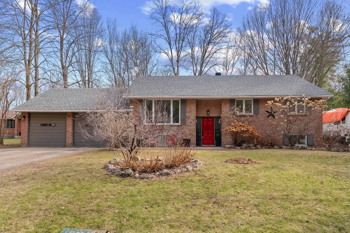 1486 Wilson RD, Laurentian Valley, ON K8A 6W4