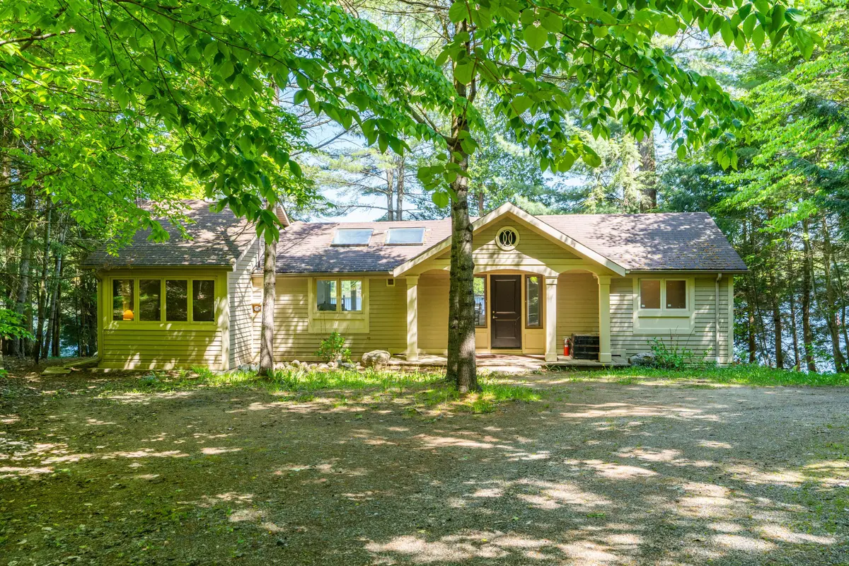 1059 Hallett RD, Muskoka Lakes, ON P0B 1J0