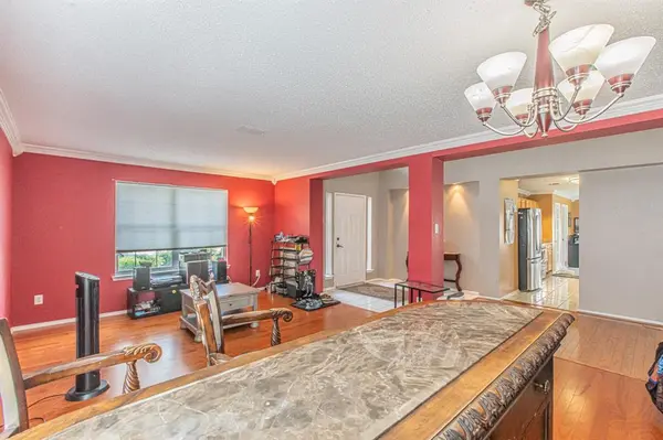 300 Creek Point Lane, Arlington, TX 76002