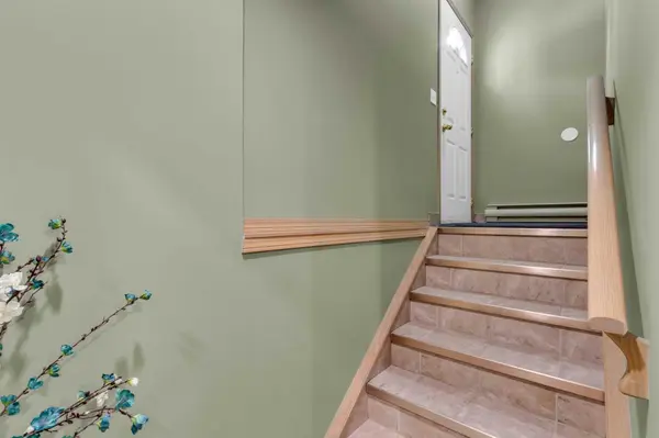 124 19 AVE NE #3, Calgary, AB T2E 1N8