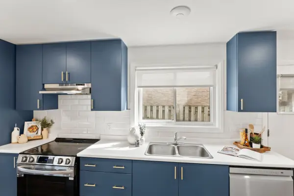 571 Berwick CRES, Oshawa, ON L1J 3E6