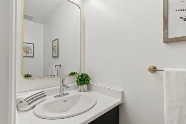 571 Berwick CRES, Oshawa, ON L1J 3E6