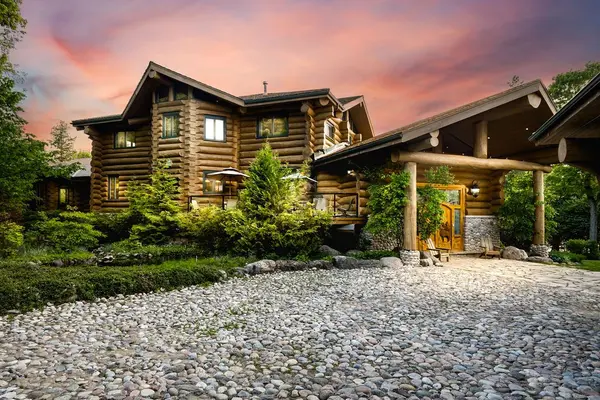 100 Melissa LN, Tiny, ON L9M 0T8