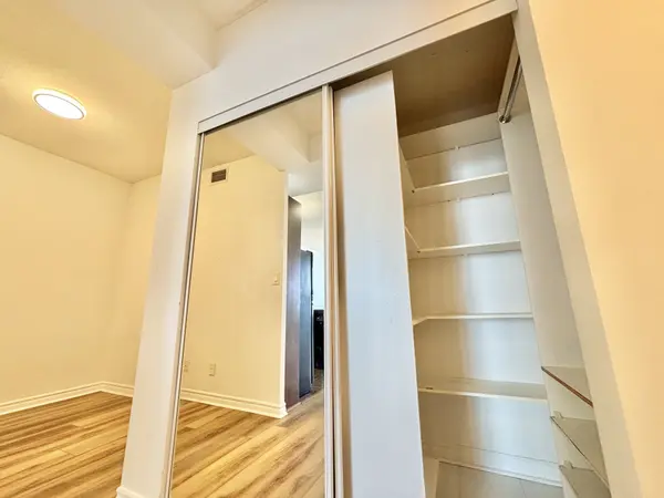 3504 Hurontario ST #2811, Mississauga, ON L5B 0B9