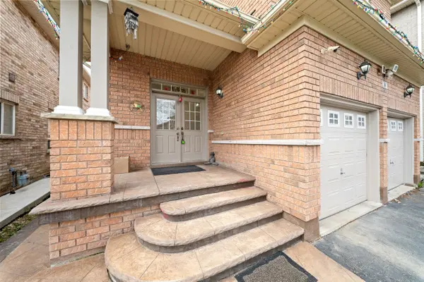 16 Clearjoy ST, Brampton, ON L6V 4P1