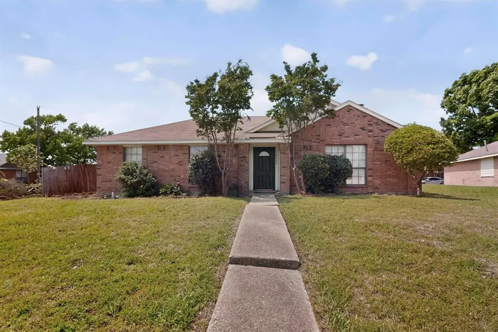 2305 Rockbluff Court, Rowlett, TX 75088