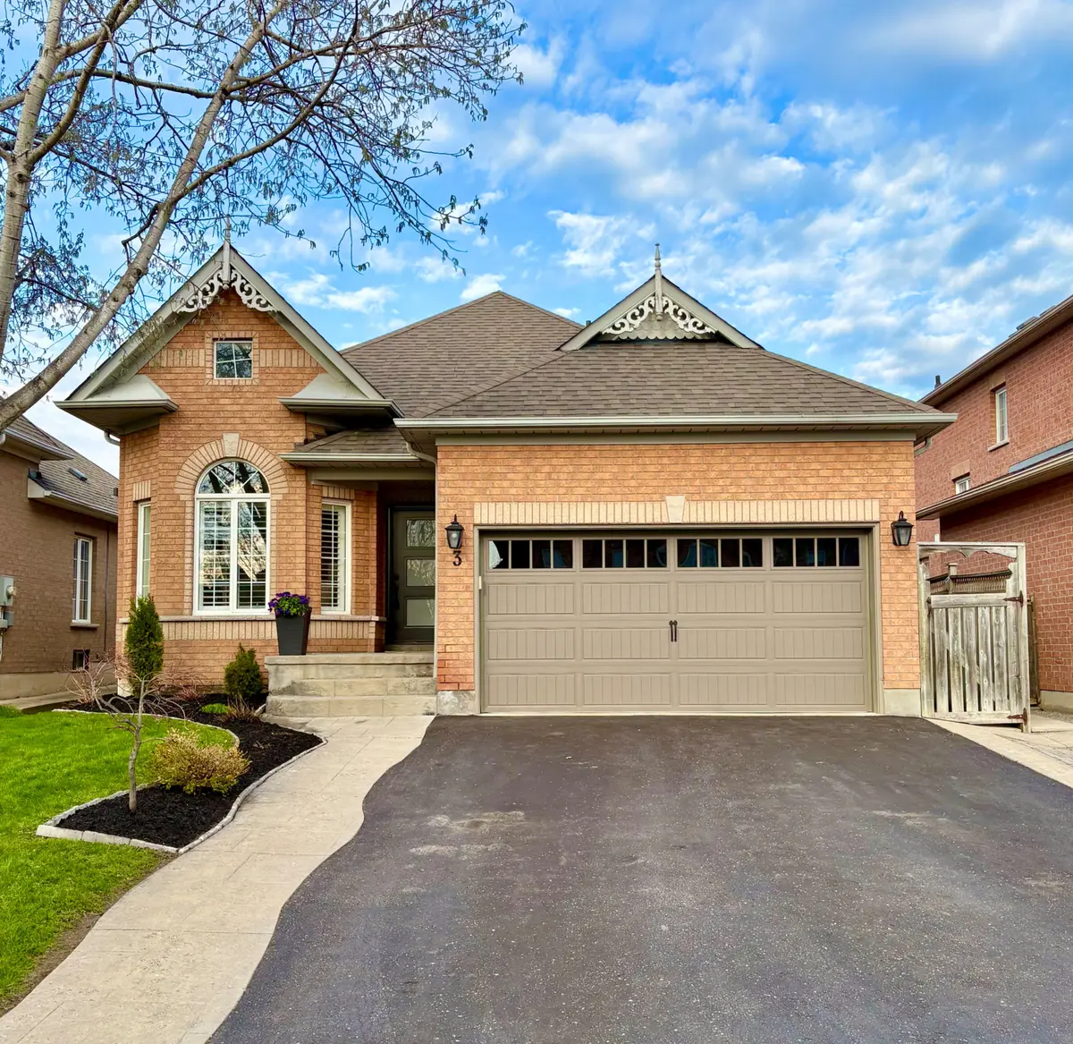 3 Underwood DR, Whitby, ON L1M 1H8