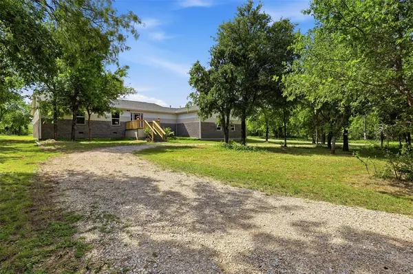 211 E Bay Drive, Bridgeport, TX 76426