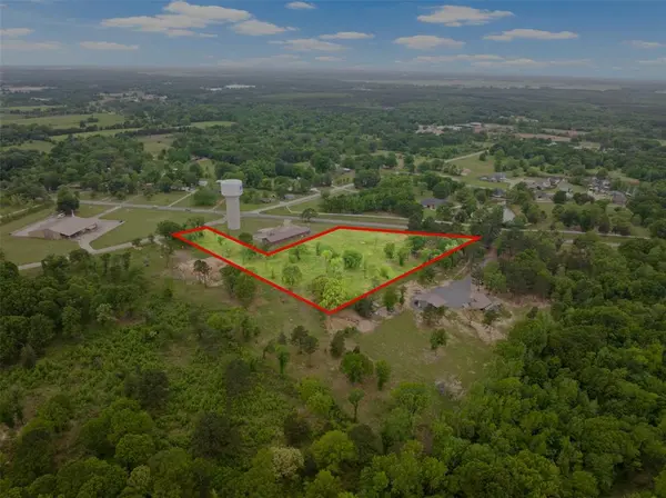 2906 N Jefferson Avenue, Mount Pleasant, TX 75455