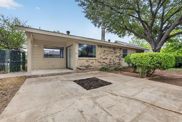 562 Kent Drive, Lewisville, TX 75067