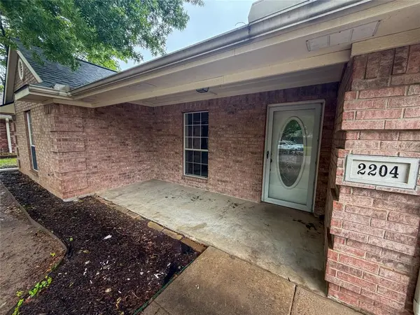2204 N Village Drive, Bonham, TX 75418