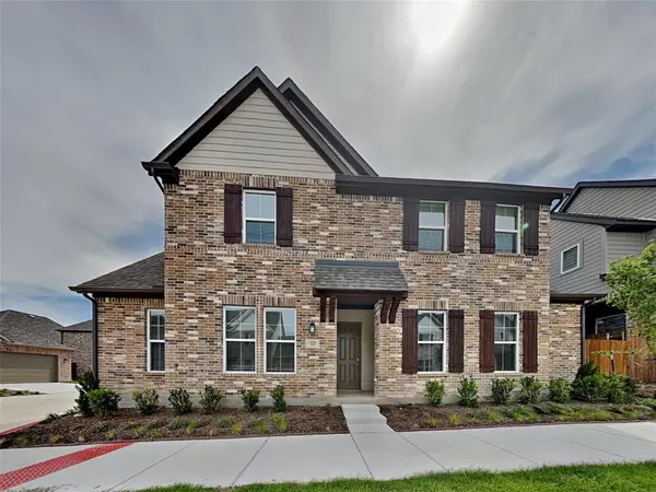 1029 Fallgate Drive, Saginaw, TX 76179