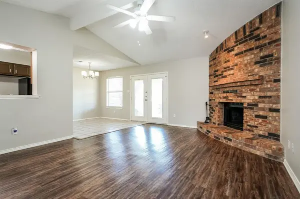 6117 Autumn Springs Drive, Arlington, TX 76001