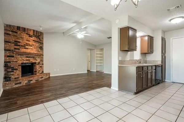 6117 Autumn Springs Drive, Arlington, TX 76001