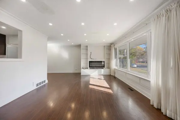 10 Chipping RD #Main, Toronto C13, ON M3B 1L1