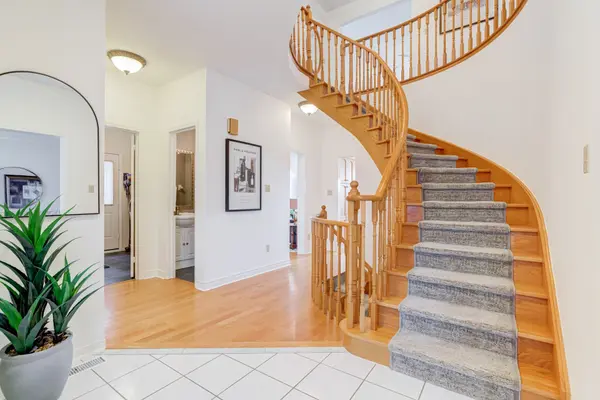 886 Darwin DR, Pickering, ON L1X 2P8