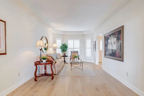 886 Darwin DR, Pickering, ON L1X 2P8