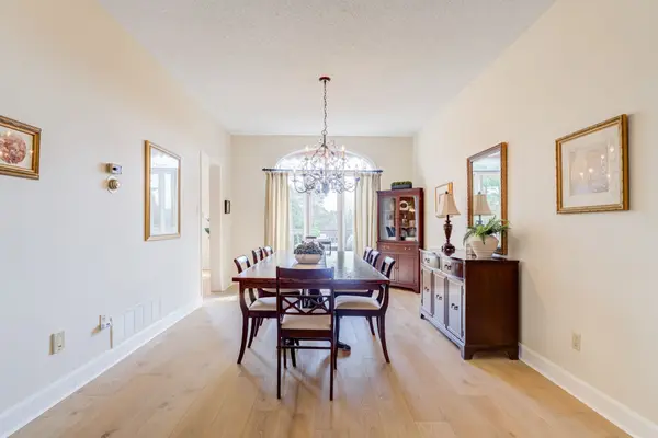 886 Darwin DR, Pickering, ON L1X 2P8