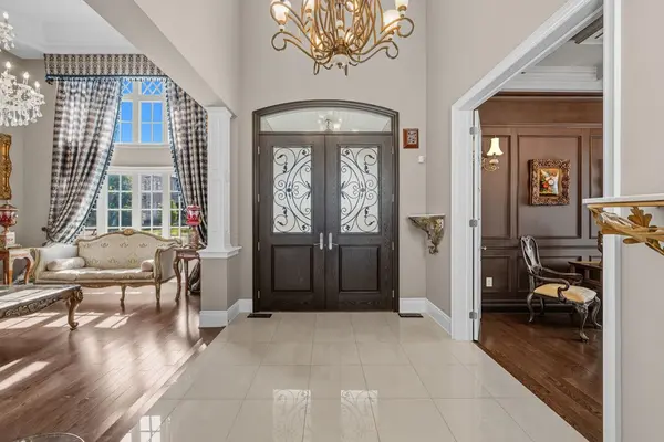 22 Longthorpe CT, Aurora, ON L4G 0K4