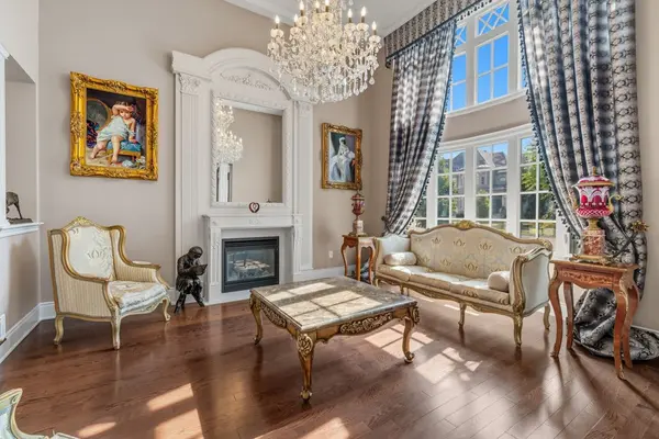 22 Longthorpe CT, Aurora, ON L4G 0K4