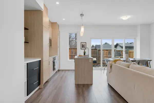 142 Athabaska RD, Barrie, ON L4N 8E5