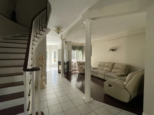 7153 Waldorf WAY, Mississauga, ON L5N 7R3