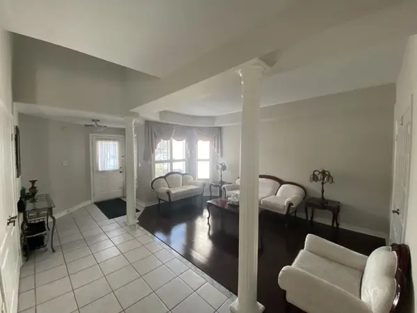 7153 Waldorf WAY, Mississauga, ON L5N 7R3