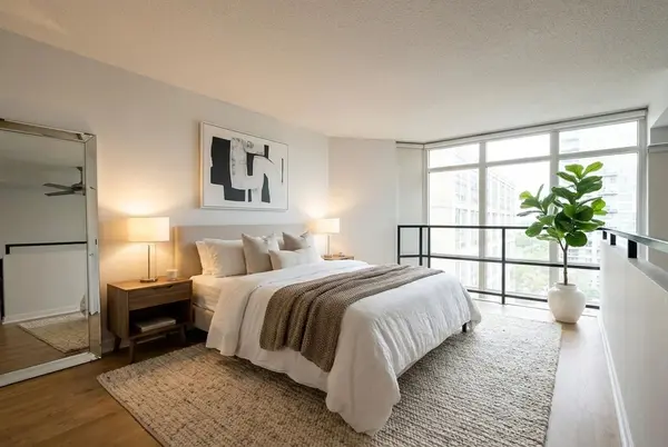 250 Manitoba ST #702, Toronto W06, ON M8Y 4G8