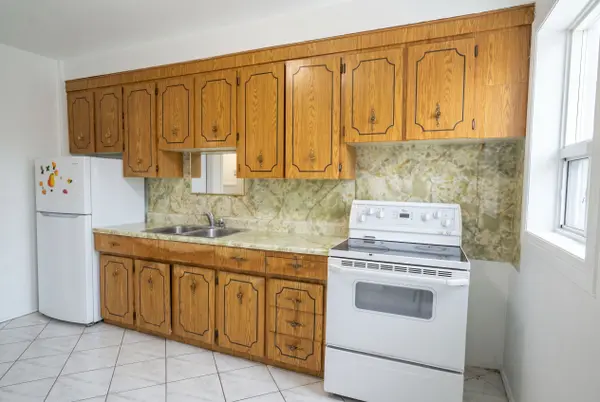 28 Silver AVE, Toronto W01, ON M6R 1X8