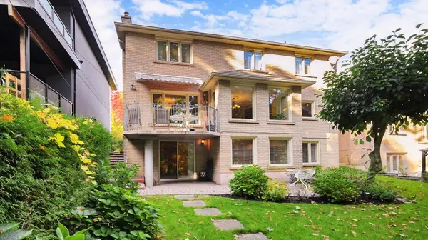 35 La Rush DR, Toronto W09, ON M9P 1S8