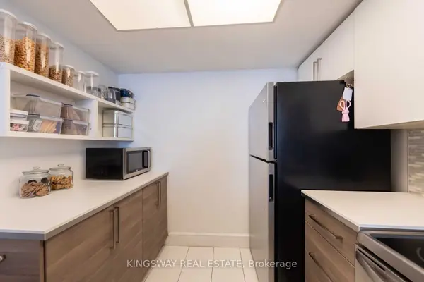 300 Webb DR #1004, Mississauga, ON L5B 3W3