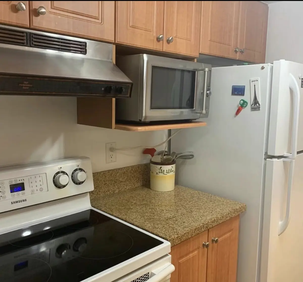 717 Bay ST #306, Toronto C01, ON M5G 2J9